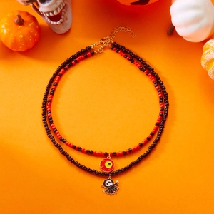 Detail van Halloween kralenketting set met rode oogbal en zwarte spook hangers