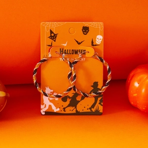 Detail van Halloween ringoorbellen met zwart-oranje glitterspiraal op een feestelijke kaart