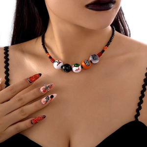 Detalle de collar de cuentas de Halloween con dijes de fantasma y BOO en un modelo