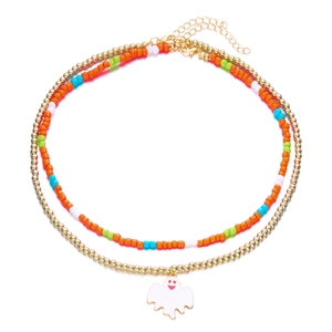 Detail van een dubbellaagse Halloween-ketting met gekleurde kralen en spookhanger