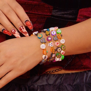 Pulsera de Halloween hecha a mano con dijes de calabaza, fantasma y calavera de arcilla