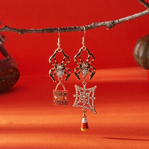 Detail van asymmetrische Halloween oorbellen met strass spin en pompoen kwastje