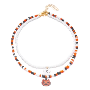 Detail van de dubbellaagse Halloween kralenketting met spook- en pompoenhangers