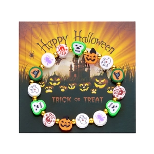 Pulsera de Halloween con cuentas de arcilla de calabaza y fantasma en tarjeta temática