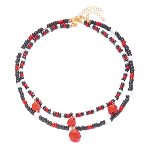 Collar de cuentas Halloween con colgantes de calavera roja y cuentas blancas y negras