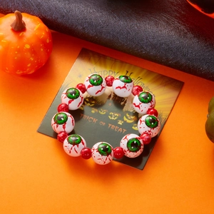 Detalle de pulsera de Halloween con cuentas de globos oculares sangrientos y cuentas rojas