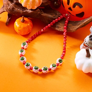 Collar de Halloween con cuentas de madera rojas y motivos de globos oculares en fondo naranja