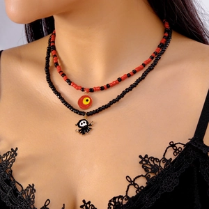 Dubbellaagse kralenketting met spook- en oogbolhangers in een griezelige Halloween-stijl