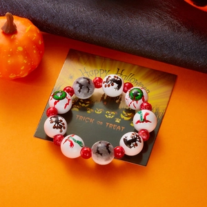 Vista macro de pulsera de Halloween con cuentas de globos oculares y dijes de murciélagos