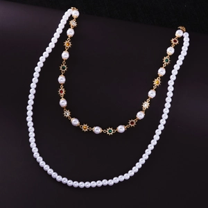 Collier double rang doré avec perles blanches et pendentifs fleurs en strass colorés