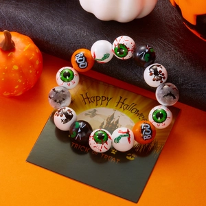 Vista detallada del collar de cuentas de Halloween con letras Boo y patrones festivos de miedo