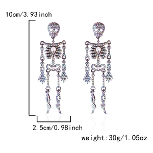Dettaglio degli orecchini a scheletro di Halloween con strass colorati e misure