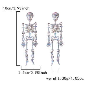 Orecchini a teschio articolati con strass, dettaglio dimensioni 10cm di lunghezza e 2,5cm