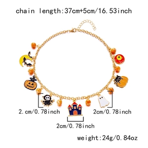 Vue détaillée du collier d'Halloween avec breloques émaillées citrouille et chat