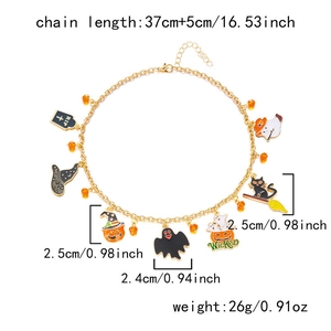 Détail du collier d'Halloween avec pendentifs citrouille, fantôme et chat sur chaîne