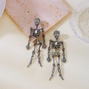 Dettaglio macro degli orecchini a scheletro articolati con strass colorati cangianti