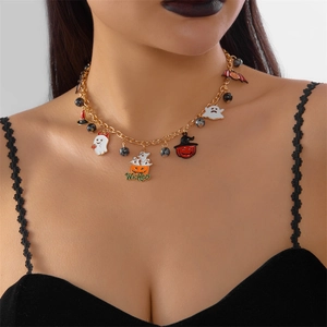 Détail d'un collier d'Halloween avec citrouille et pendentif Wicked sur un modèle