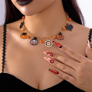 Collier d'Halloween avec breloques de chat, citrouille et fantôme sur une chaîne dorée