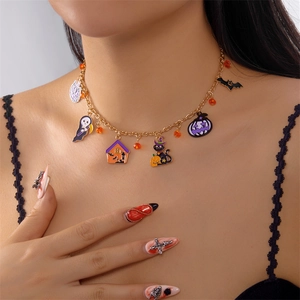 Collier d'Halloween avec pendentifs fantôme, citrouille et chat noir sur chaîne dorée
