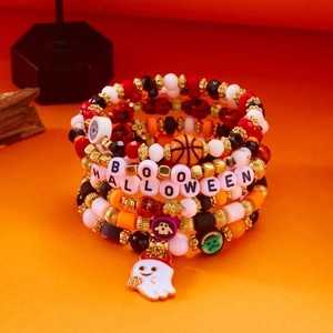Λεπτομέρεια από βραχιόλια Halloween με χάντρες BOO και κρεμαστό κολοκύθα φάντασμα