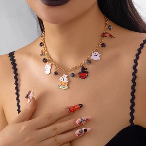Détail d'un collier d'Halloween avec pendentifs fantôme, citrouille et chauve-souris