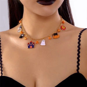 Détail du collier d'Halloween avec breloques citrouille, fantôme et chat sur chaîne dorée