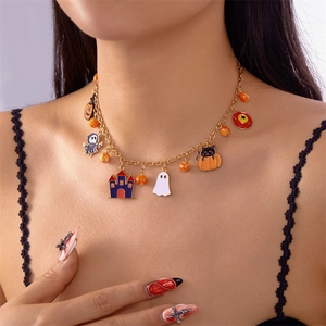 Détail d'un collier d'Halloween avec pendentifs citrouille et chat noir sur chaîne dorée