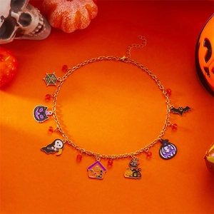 Collier d'Halloween festif avec breloques de chat et citrouille sur fond orange