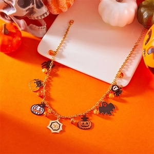 Détail du collier d'Halloween avec pendentifs citrouille, fantôme et chat sur chaîne or
