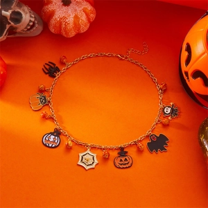 Détail du collier d'Halloween avec pendentifs en émail citrouille, chat et petit fantôme