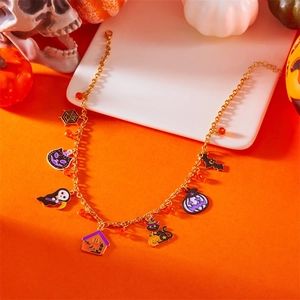 Détail du collier d'Halloween avec chat noir et citrouille sur une chaîne dorée