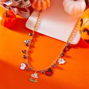Détail du collier de perles d'Halloween avec breloques fantôme, citrouille et chauve-souris