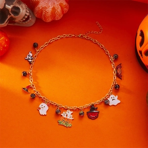 Détail du collier d'Halloween avec breloques fantôme et citrouille en or
