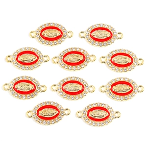 Détail macro de pendentifs ovales Vierge Marie en alliage doré avec émail rouge et strass