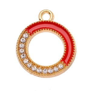 Detailansicht des goldenen Kreisanhängers mit roter Emaille und Zirkonia-Besatz