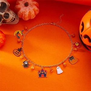 Détail du collier d'Halloween avec pendentifs citrouille, fantôme et chat noir