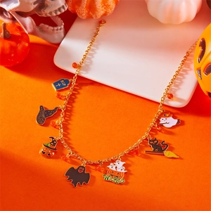 Détail de breloques d'Halloween avec chapeau de sorcier, citrouille et chat noir doré