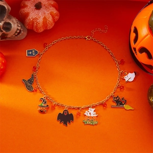 Collier d'Halloween avec breloques émaillées citrouille, fantôme et chat sur fond orange