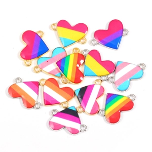 Detailansicht der herzförmigen Regenbogen-Emaille-Anhänger für DIY-Schmuckherstellung