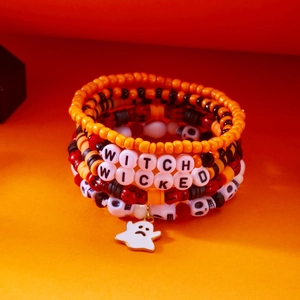 Λεπτομερής όψη των βραχιολιών Halloween με γράμματα WITCH και κρεμαστό λευκό φάντασμα