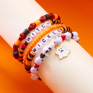 Βραχιόλια Halloween με χάντρες, γράμματα Witch και Wicked και κρεμαστό σχέδιο φάντασμα