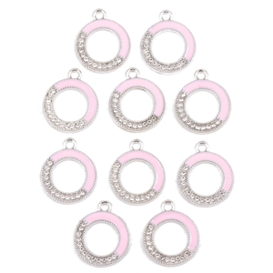 Makroaufnahme von 10 rosa Emaille- und Strass-Rundanhängern für DIY-Schmuckherstellung
