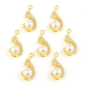 Ensemble de pendentifs plumes dorées avec perles blanches et strass brillants