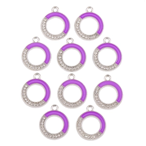 Detailansicht von elf lila Emaille-Anhängern mit Strasssteinen für DIY-Schmucksets