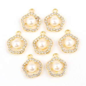 Lot de sept pendentifs fleurs dorées avec perles et strass pour la création de bijoux