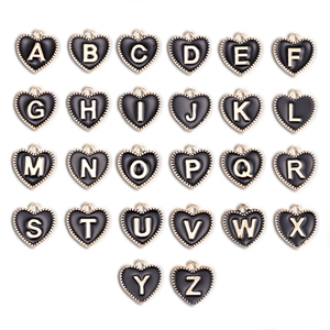 Set van 26 hartvormige alfabet hangers in zwart email en goudkleur voor DIY sieraden maken