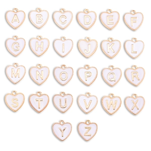 Gedetailleerde set van 26 hartvormige witte emaille en gouden metalen alfabet hangers
