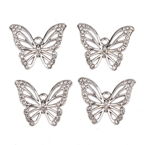 Vue détaillée de quatre pendentifs papillons argentés avec strass pour bijoux DIY