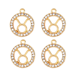 Vue détaillée de quatre pendentifs dorés signe du Taureau avec bordures en strass brillants