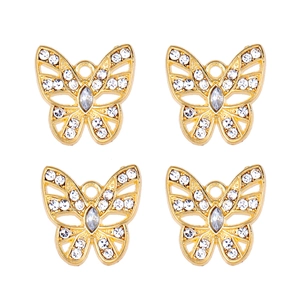 Vue détaillée de quatre pendentifs papillon dorés avec strass et ailes au design ajouré